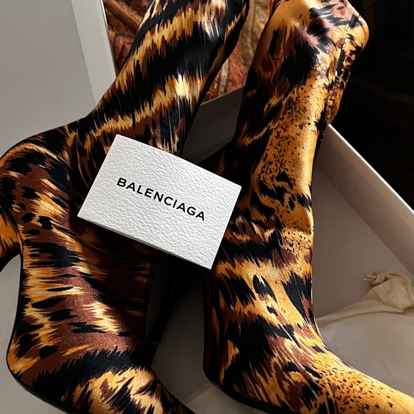 Balenciaga Knife Stretch Jersey Ankle Boots.
Tan, brown and black.
Pull on - Picture 5 of 11